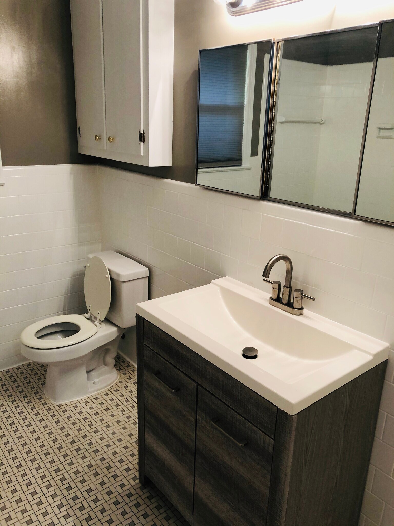 Hall Bath - 3220 Glenview Ave