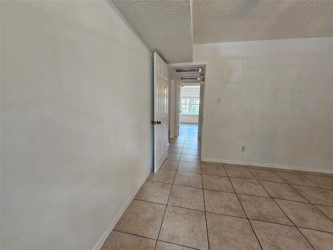 Building Photo - 8287 Kingsbrook Rd