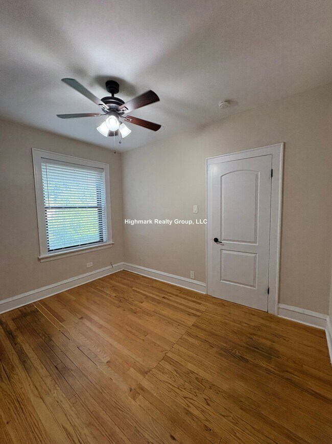 Building Photo - 718 Reba Pl