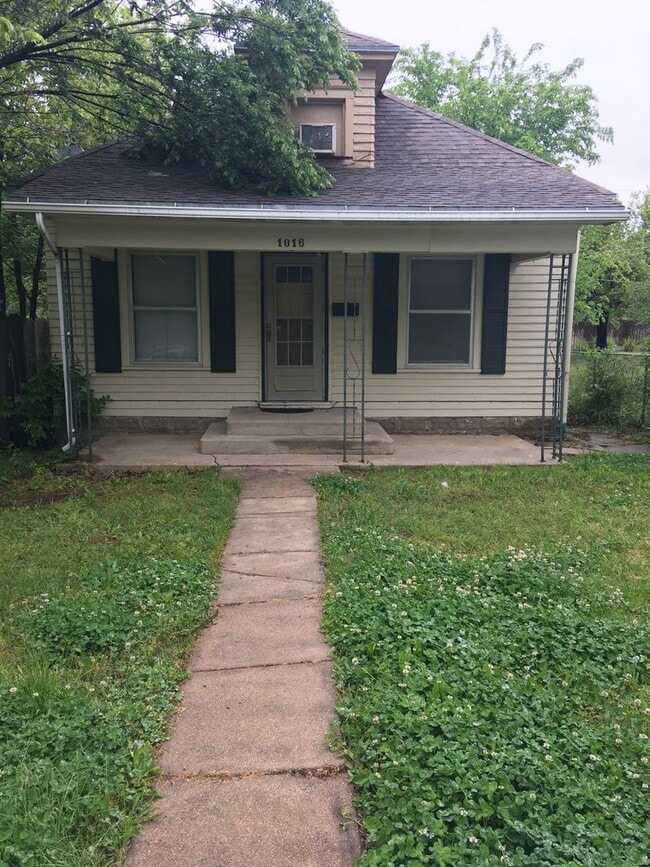 Primary Photo - $850 - 3 bed 1 bath - Single Family Home