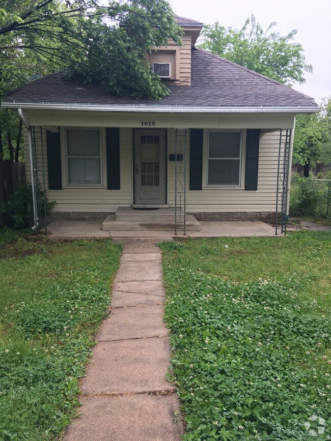 Building Photo - $895 - 3 bed 1 bath - Single Family Home
