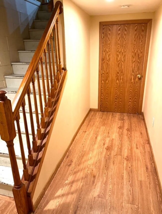Building Photo - Awesome 3 BR/1 BA End-Unit Townhome in Min...
