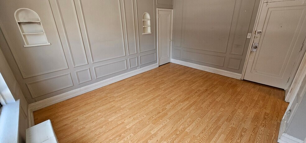 Building Photo - 429 W Wellington Ave