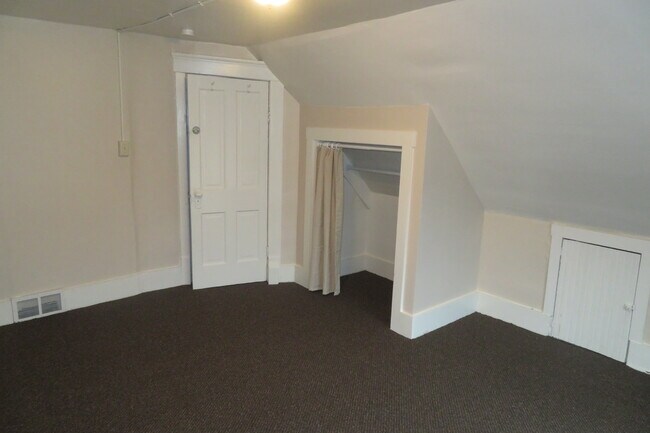 Room 2 with closete - 424 Kirn Ave