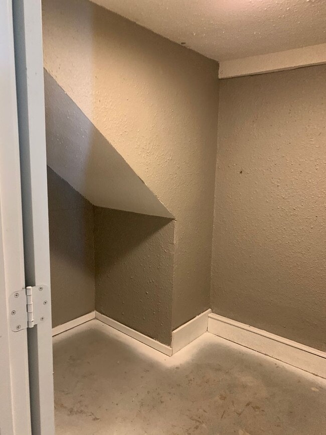 Building Photo - 3 Bedroom home with a bonus room