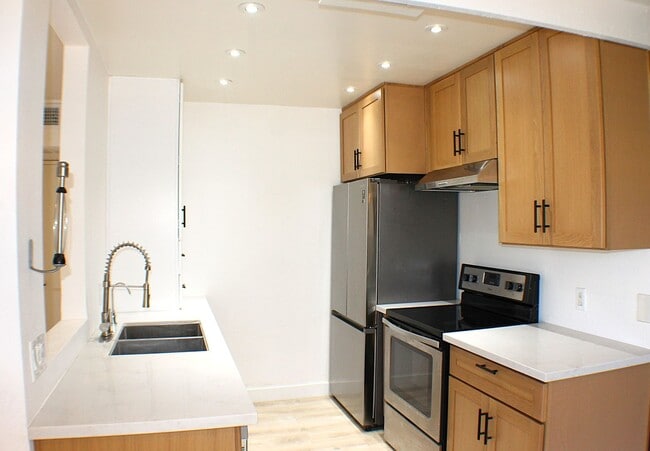 Building Photo - 1 bedroom Meadow Lane Condo available for ...