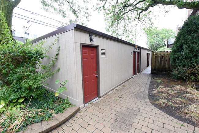 Building Photo - 1832 N Larrabee St