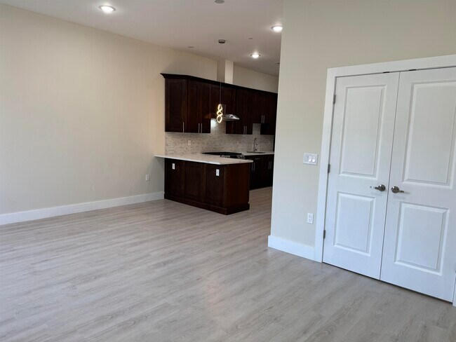 Building Photo - 527 Union Ave