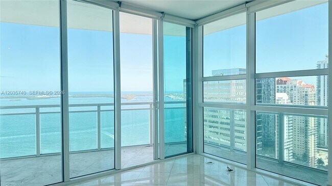 Building Photo - 950 Brickell Bay Dr