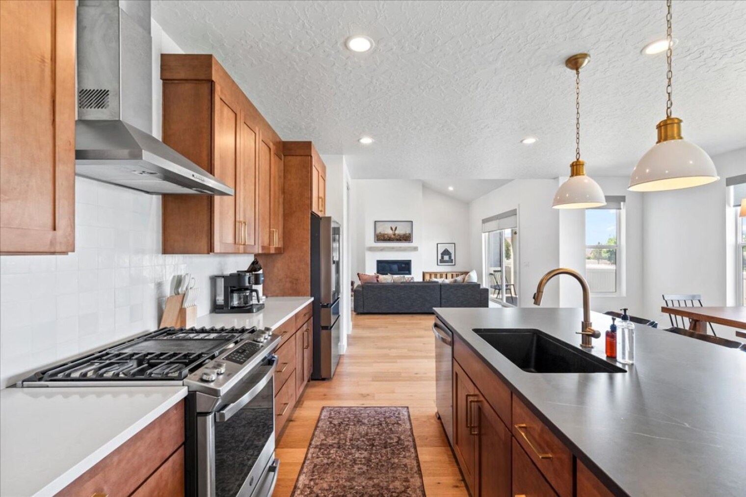 Building Photo - 690 S Edge Ln