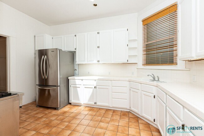 Building Photo - Mission District: Top Floor Flat Above Blondie's Bar w/ Formal Dining Room & W/D in unit