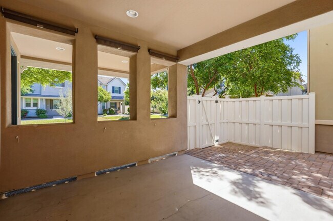 Building Photo - 2263 S Henry Ln