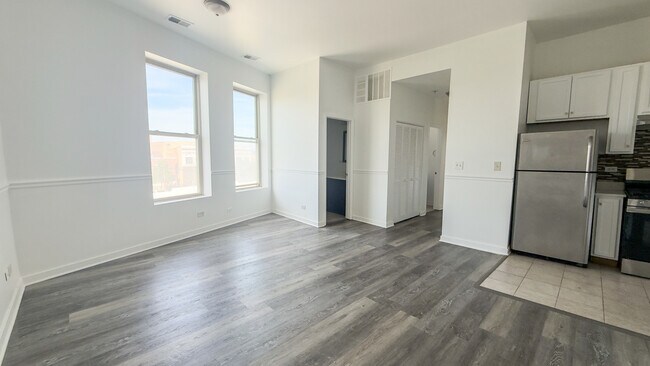 Building Photo - 317 S Homan Ave