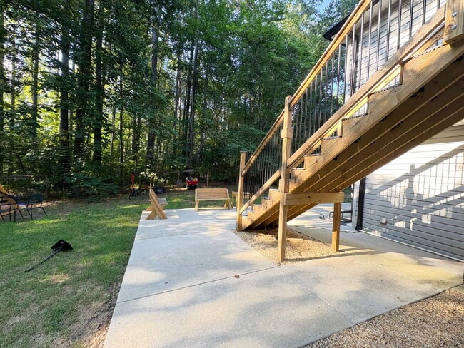 Building Photo - Spacious Multi-Generational Home on 3 Acre...
