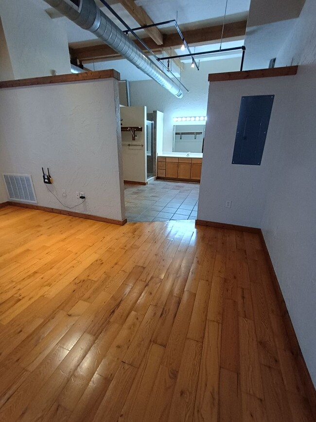 Building Photo - Large 1 Bedrooom 1.5 Bath Loft