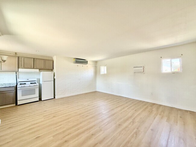 Building Photo - AVAILABLE NOW!!  RECENTLY UPDATED 1 Bedroom 1 Bathroom!! Apartment in Palm Desert