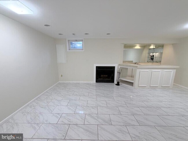 Building Photo - 5900 Parenham Way