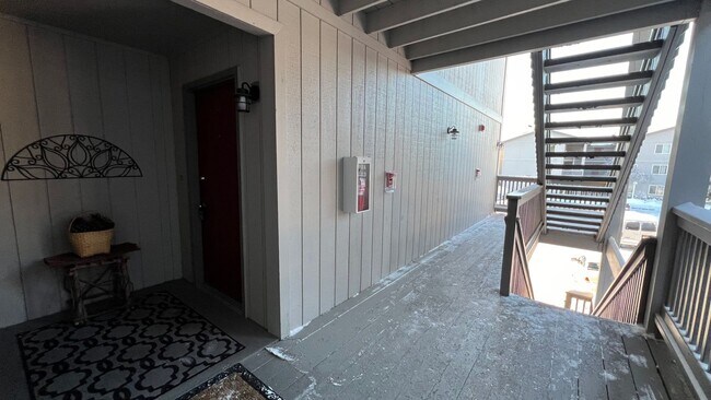Building Photo - 2 Bedroom Jewel Lake Condo with Beautiful ...