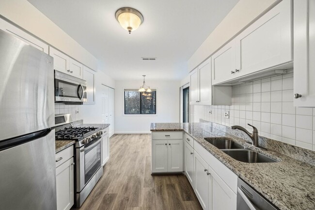 Building Photo - 0N024 Ambleside Dr