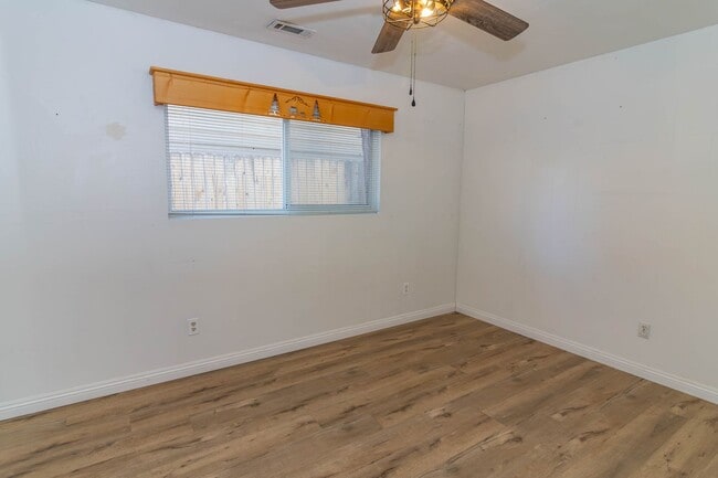 Building Photo - 804 Robinhood Blvd