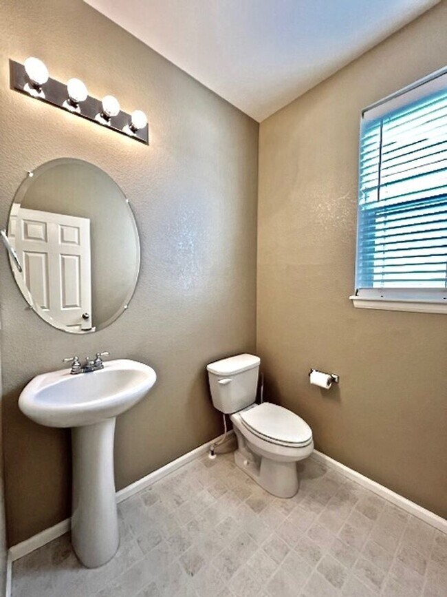 Building Photo - FABULOUS 4 BEDROOM HOME IN EASTVIEW ESTATES!!