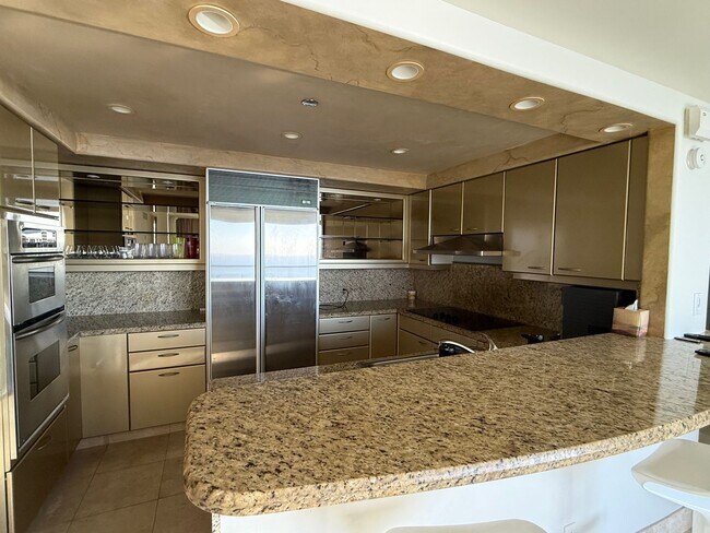 Building Photo - Luxurious 2 bed/2bath/2 parking Fully Furnished in One Waterfront Towers