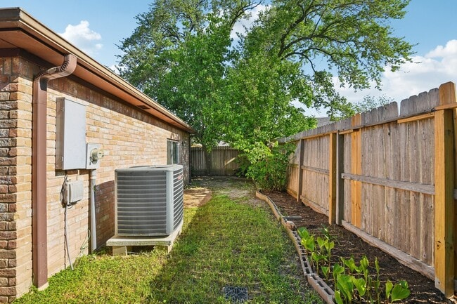 Building Photo - 1006 Glacier Hill Dr