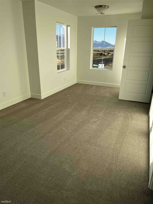 Building Photo - 4 br, 3.5 bath Townhome - 2021 South Sawmi...