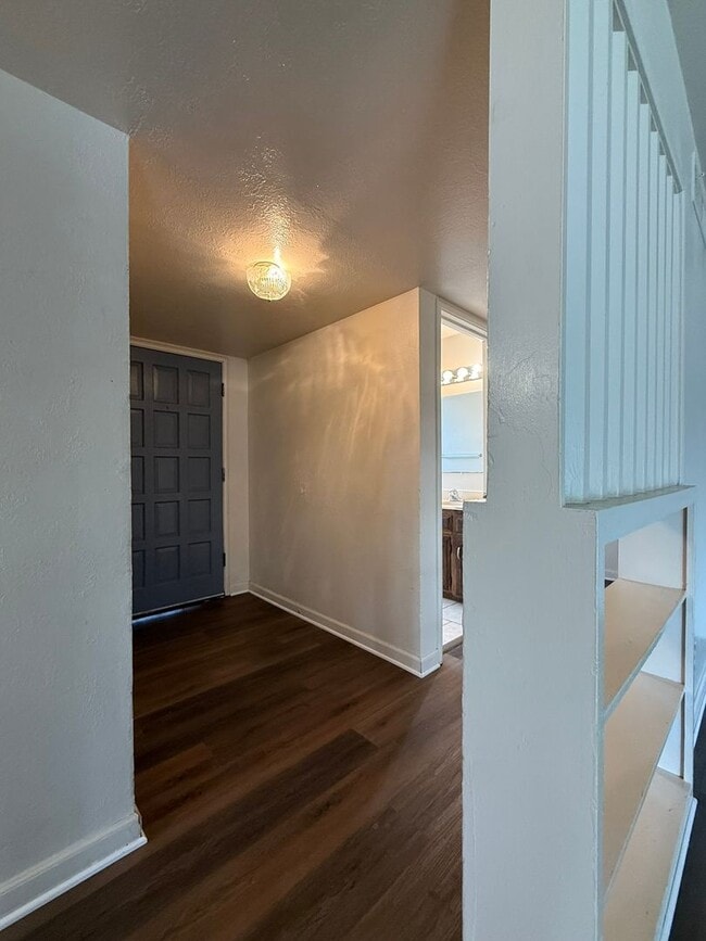 Building Photo - Available NOW! 4/2 With New Exterior Paint!! Move in Special, Half off first month's rent.