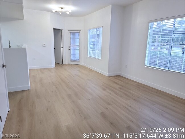 Building Photo - 3400 Cabana Dr