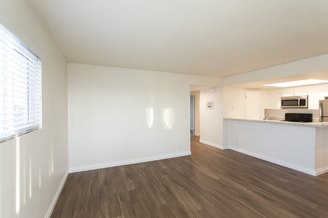 Building Photo - Imperial Beach: Unobstructed Ocean and Pier Views with 2 Balconies!!!