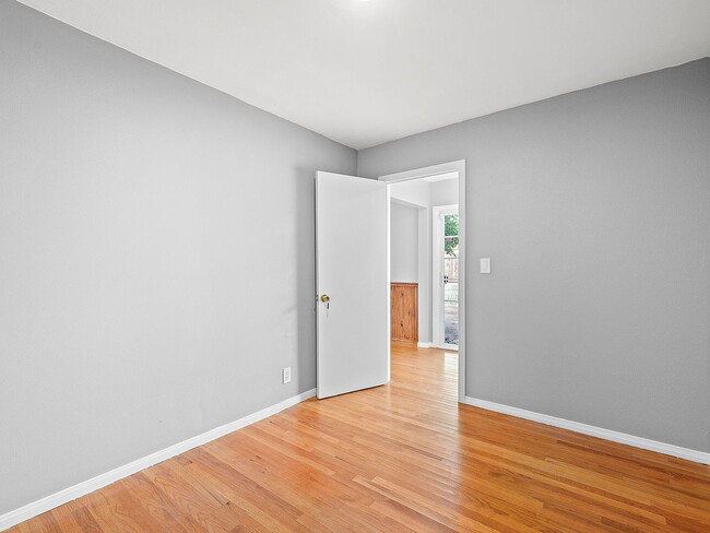 Building Photo - "Spacious 4-Bed, 3-Bath Oasis in Prime Los Angeles Location - 2080 Sq Ft of Comfort!"