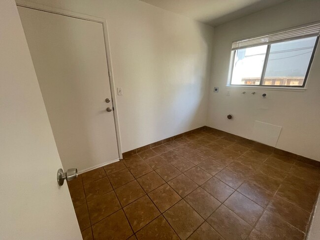 Building Photo - 5 bedroom Pet Friendly remodeled home in P...