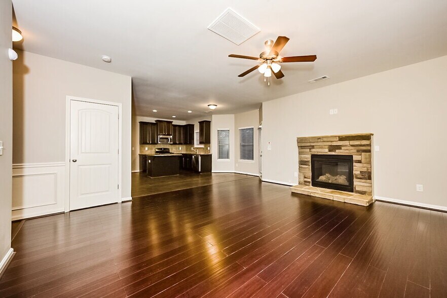 Building Photo - 559 Dahlia Dr