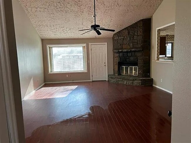 Building Photo - Nice home with 3 Bedrooms, 2 Baths