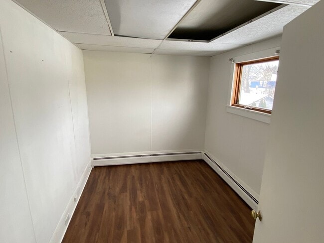 Building Photo - 3 Bedroom house available now!