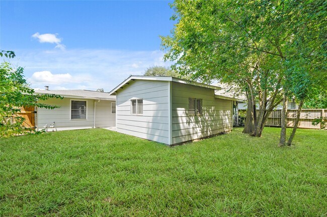 Building Photo - 5822 Glenhurst Dr