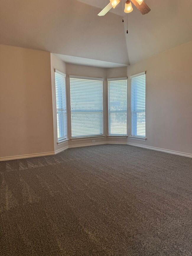 Building Photo - 4/2/2 with Fireplace - Wonderful YARD - Community Pool