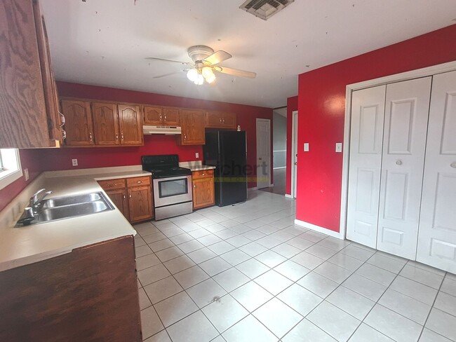 Building Photo - 3bed/2bath house with fenced backyard