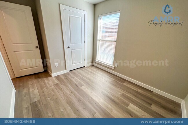 Building Photo - 3 Bedroom Townhome In Harvest Wolfforth!