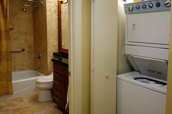 Building Photo - 270 E Flamingo Rd