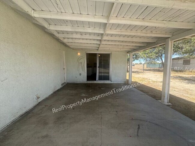 Building Photo - Large Lot 4 + 2 in Lake Los Angeles