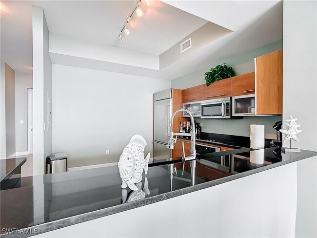 Primary Photo - 3000 Oasis Grand Blvd