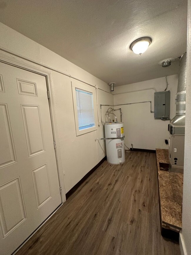 Building Photo - 3 BEDROOM 1 BATH APARTMENT LOCATED IN NORT...