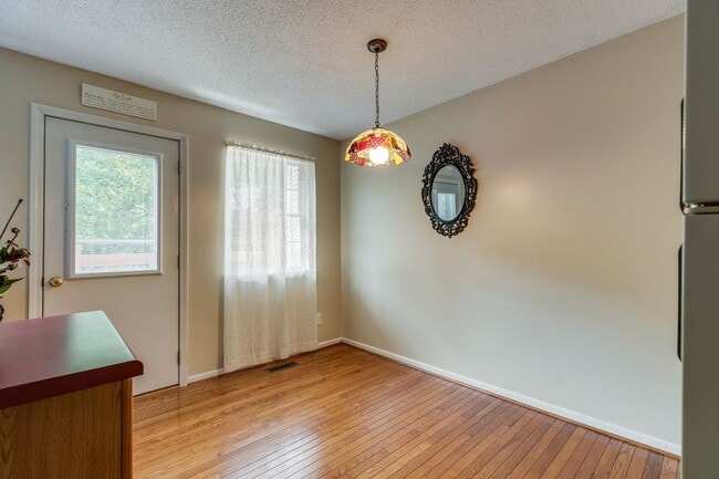 Building Photo - 3 bdrm/2 Bath Condo  Bristol, TN