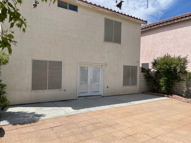 Building Photo - Great 1 home, 3brs, 2bth, 2cg