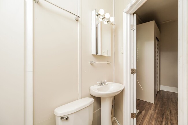 Building Photo - Charming Charleston Living ~ 3 bedroom / 2...