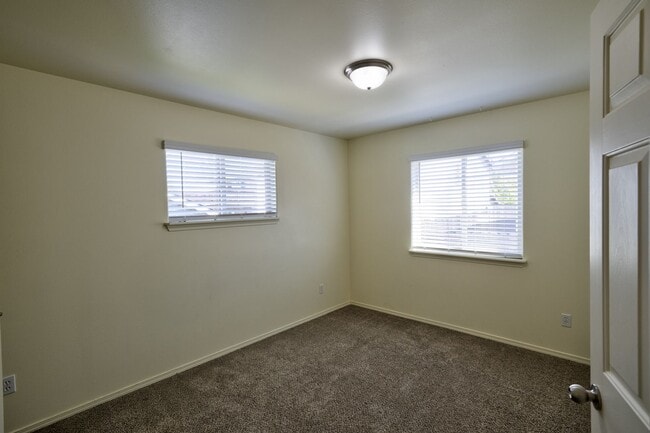 Building Photo - 882 NE Hidden Valley Dr