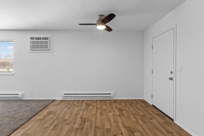 Building Photo - Large and Luxurious 2 Bed unit with giant yard, Pet Friendly, covered parking, washer and dryer i...