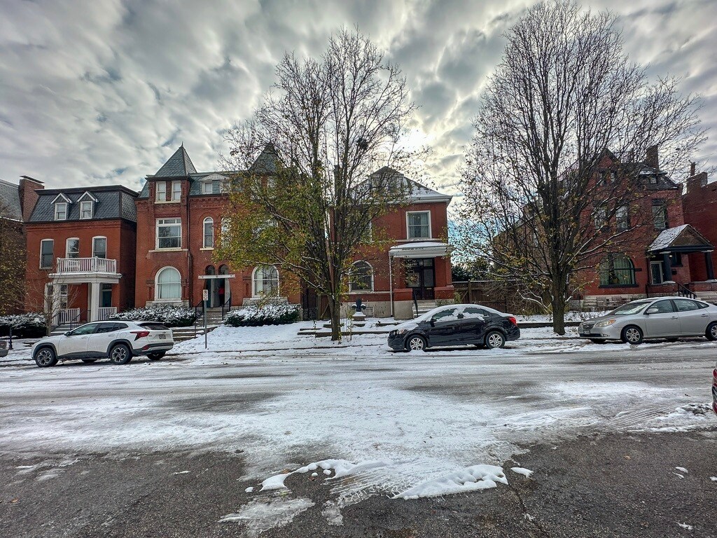 Building Photo - 2747 Armand Pl